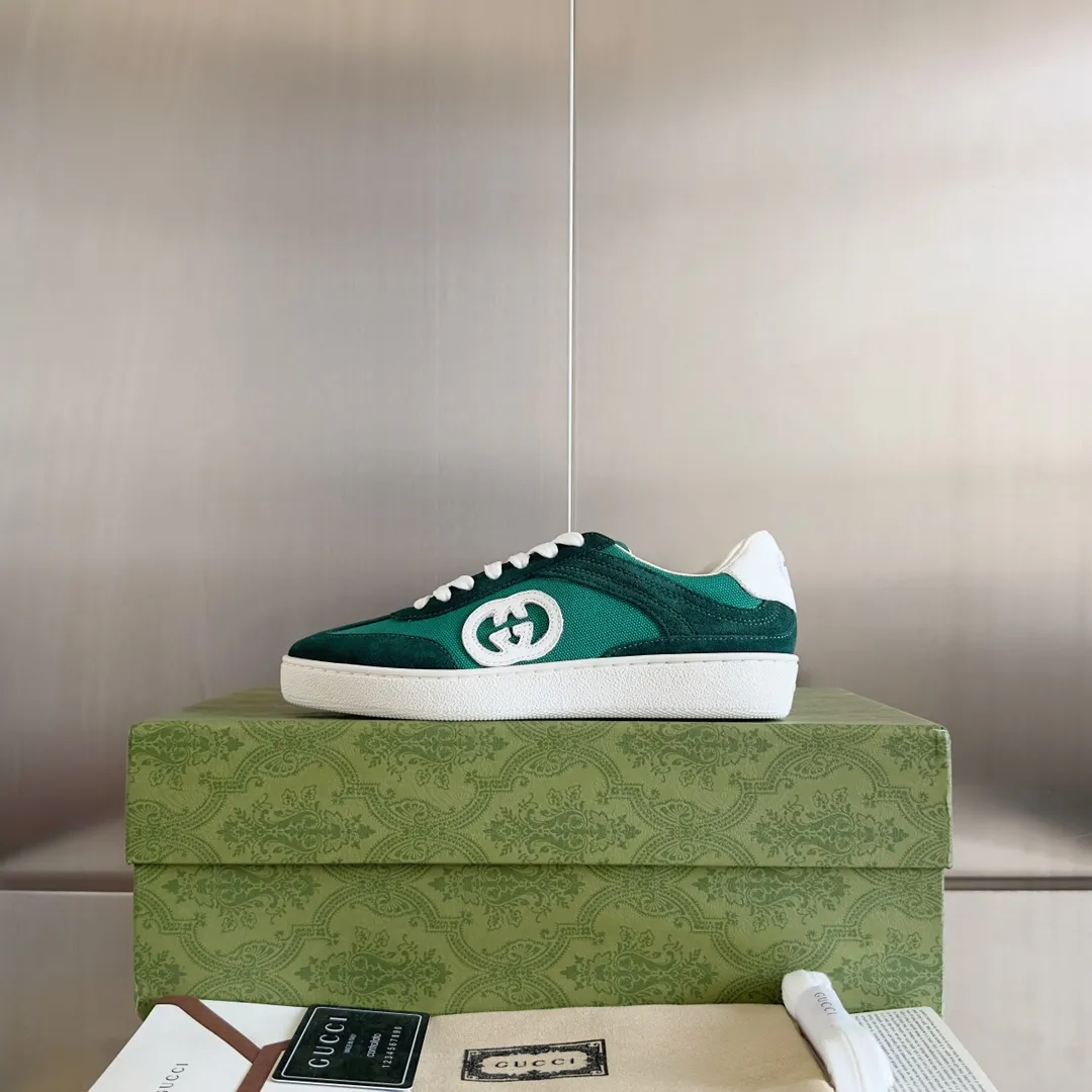 👟👟Ex-factory price 520👟👟Gucci Gucci's latest double G couple style casual sports shoes moral training shoes original purchase development and production production using innovative stitching technology to create a flowing texture like water. The leather design is paired with three-dimensional interlocking double-G leather patches and Gucci letter accessories, creating a free flowing texture of the entire shoe with a 3D effect. Fabric: Original custom imported first-layer cowhide. Lining: Original imported breathable mesh lining. Sole: Original molded T👟👟Ex-factory price U material. Size: 35-40# Men's model 39-45#